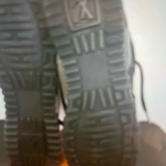 Authentic Louis Vuitton Woman’s Size 38 Black Run very beautiful is like new. - Picture 6 of 12